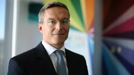 Telstra retail head exits